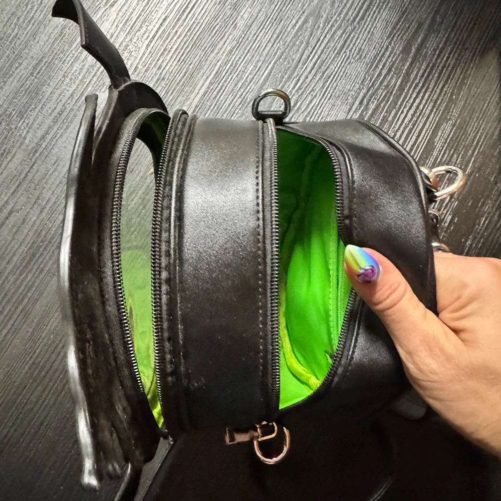 Extremely Rare Beetlejuice Sandworm Pin Display Bag